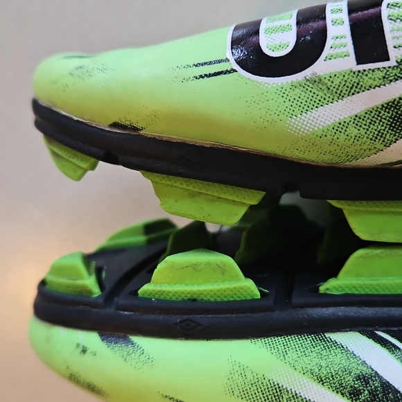 Umbro Green Youth Soccer Cleats - Picture 8 of 14